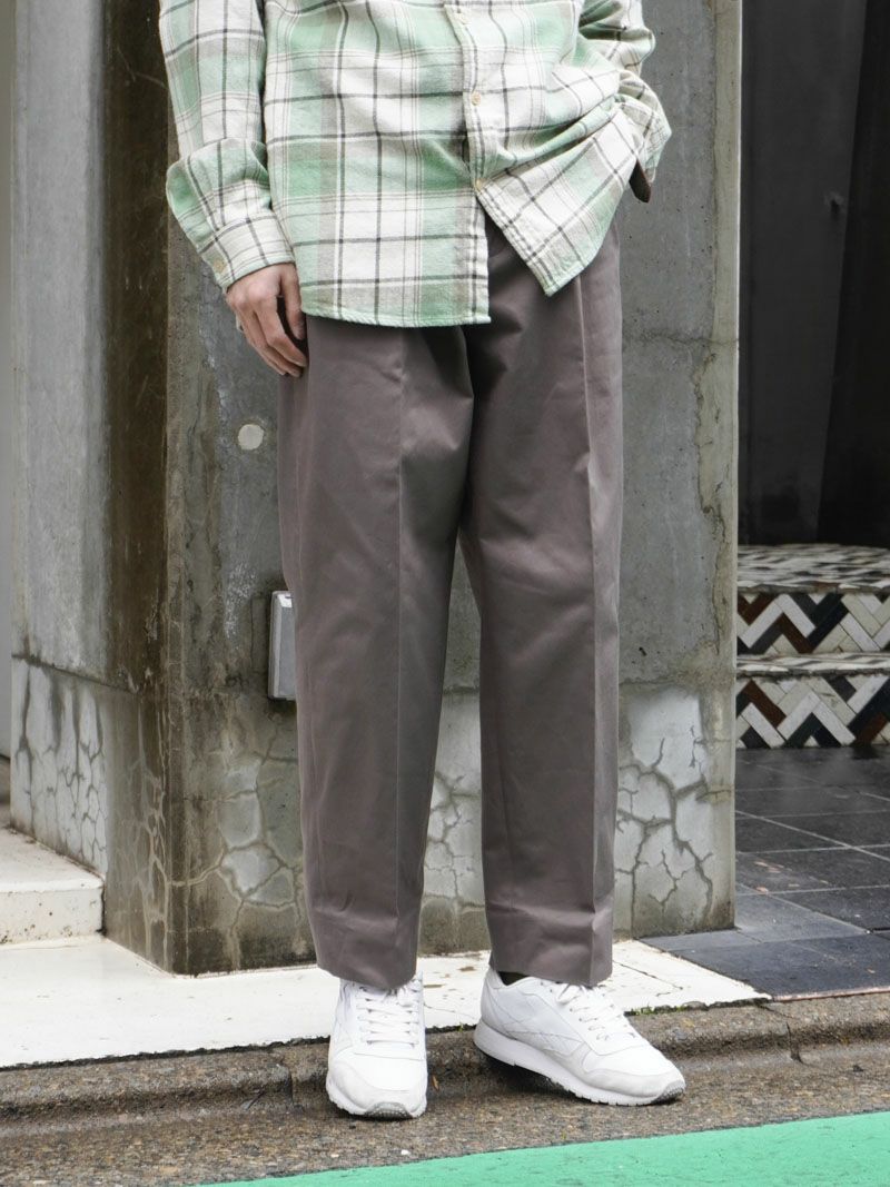 ONE TUCK CHINO TROUSERS[CHARCOAL] | 1LDK (ワンエルディーケー) 公式