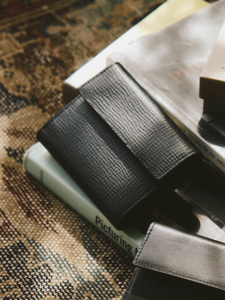 Grown velcro wallet[Emboss black] | 1LDK (ワンエルディーケー) 公式