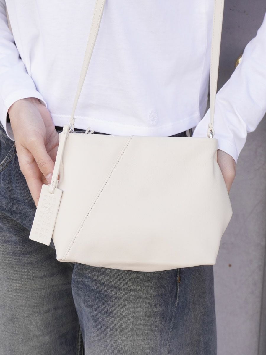 FOLDED J SHOULDER BAG[WHITE] | 1LDK (ワンエルディーケー) 公式サイト