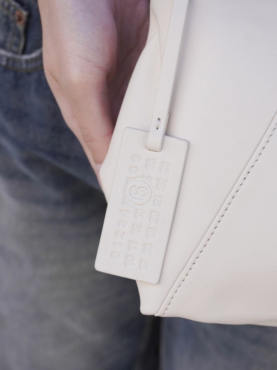 FOLDED J SHOULDER BAG[WHITE] | 1LDK (ワンエルディーケー) 公式サイト