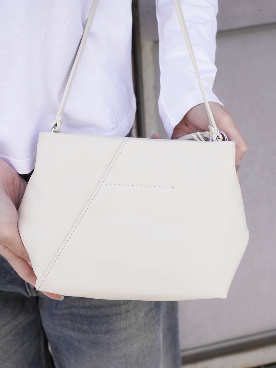 FOLDED J SHOULDER BAG[WHITE] | 1LDK (ワンエルディーケー) 公式サイト