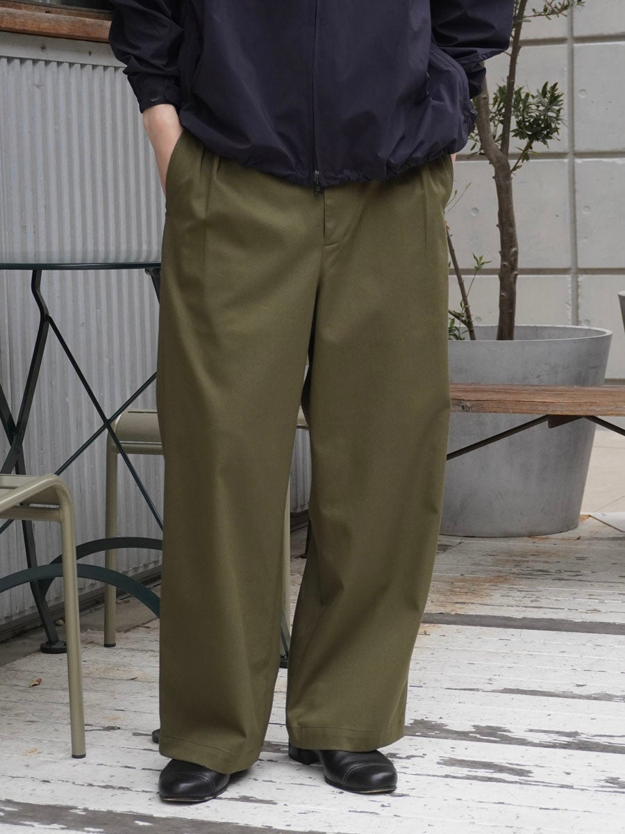 2TUCK WIDE COTTON TROUSERS[OLIVE] | 1LDK (ワンエルディーケー) 公式