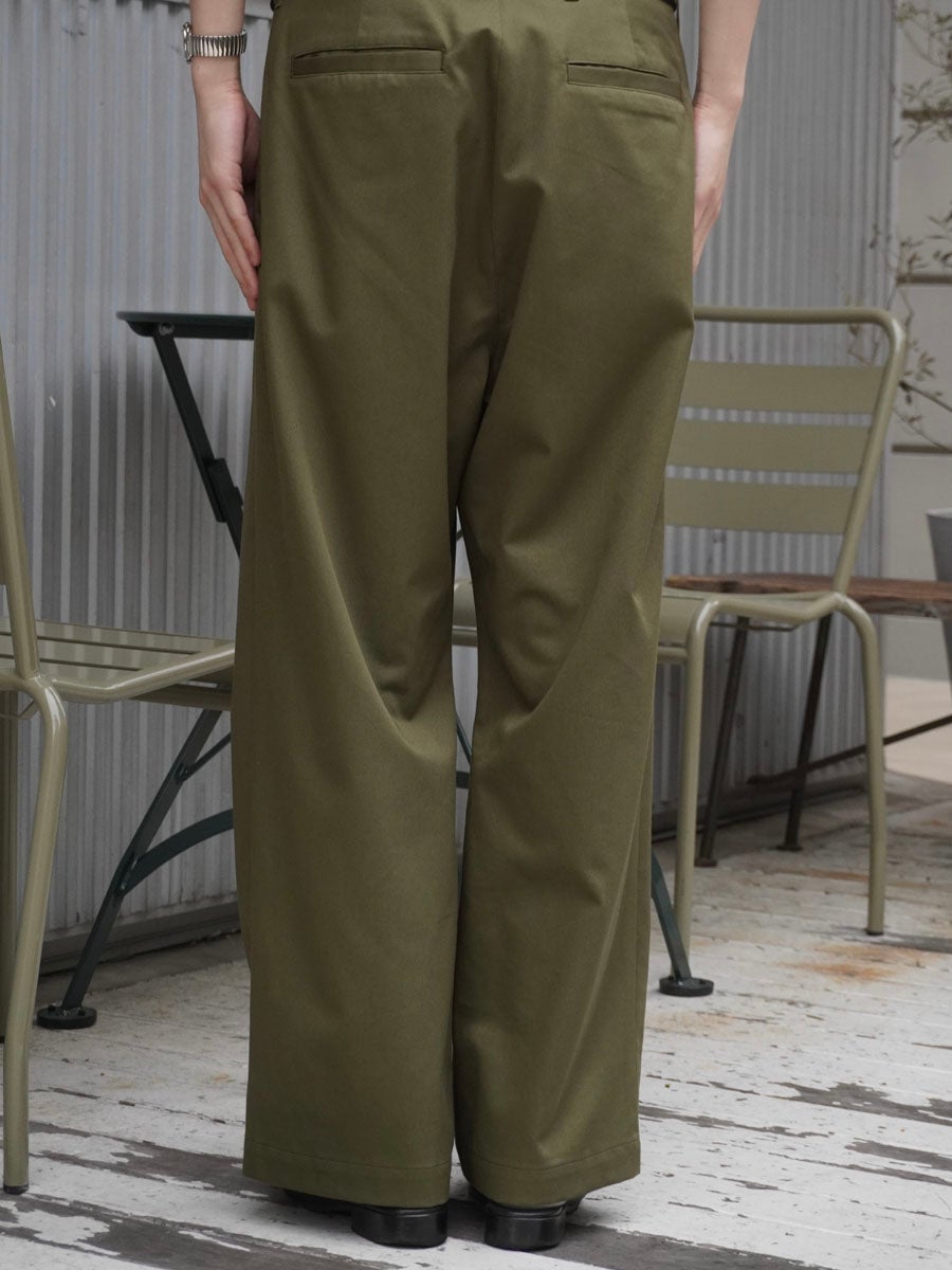 2TUCK WIDE COTTON TROUSERS[OLIVE] | 1LDK (ワンエルディーケー) 公式
