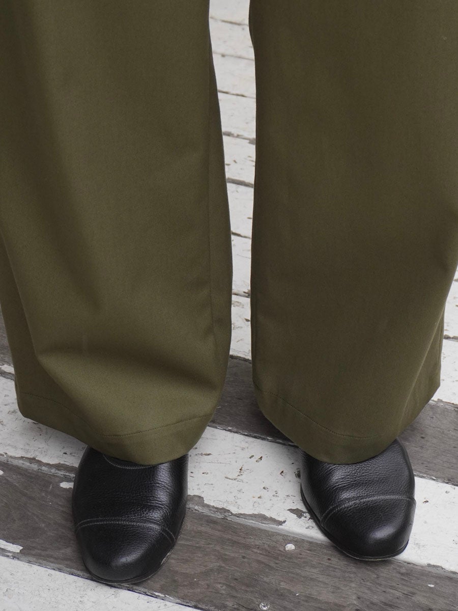 2TUCK WIDE COTTON TROUSERS[OLIVE] | 1LDK (ワンエルディーケー) 公式