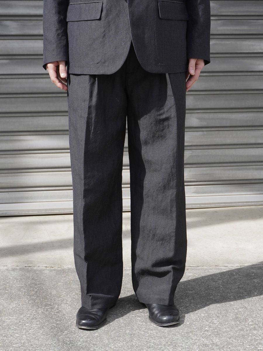 WASHED LINEN TWILL 2-TUCK PANTS｜BLACK WOOL LINEN 2 TUCK TROUSERS[CHARCOAL] | 1LDK (ワンエルディーケー
