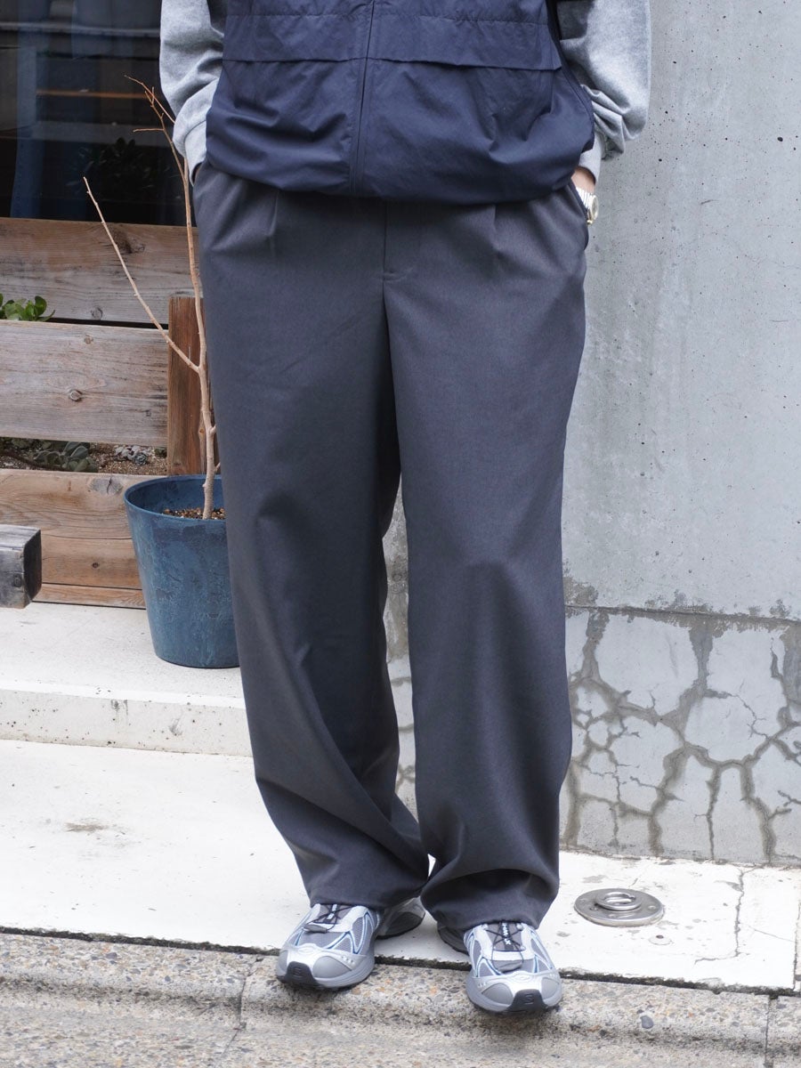 1TUCK EASY SLACKS[CHARCOAL GRAY] | 1LDK (ワンエルディーケー) 公式
