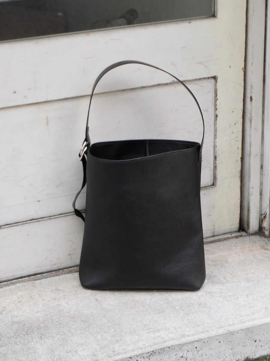 t*y様 1LDK UNIVERSAL PRODUCTS レザーショルダーバッグ LEATHER SHOULDER BAG L[BLACK] | 1LDK (ワンエルディーケー) 公式サイト