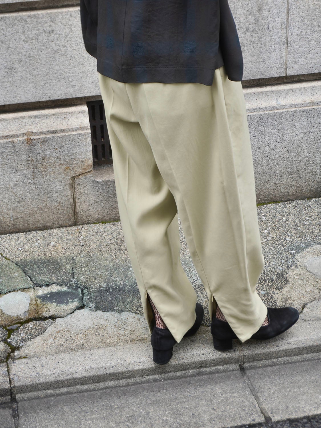 100/2 GV TWILL DOUBLE WEAVE CURVED TROUSERS[SAND] | 1LDK (ワンエル
