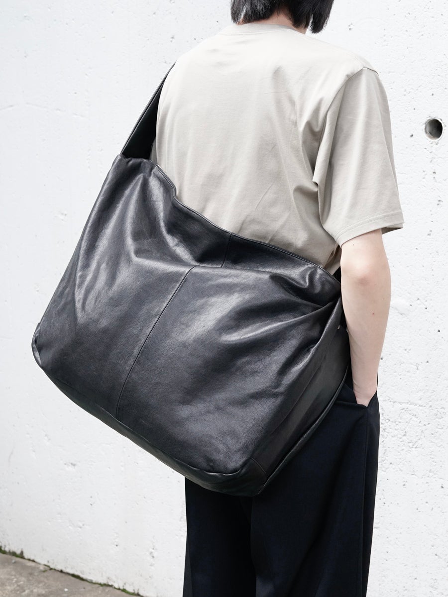 自由自在黒革渋皺leather継接変形ボディbag GOAT LEATHER SHIRRING HANDLE SHOULDER BAG[BLACK] | 1LDK (ワンエル